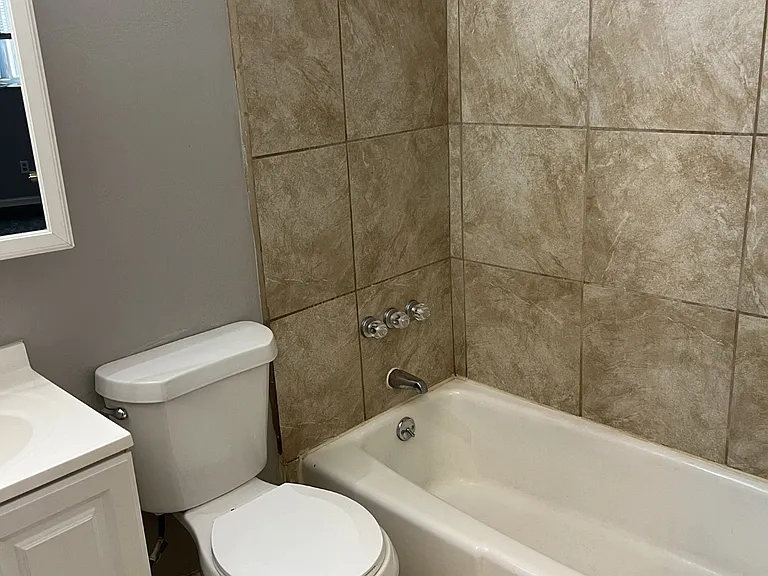 475 W Grand Ave #24 — Photo 7