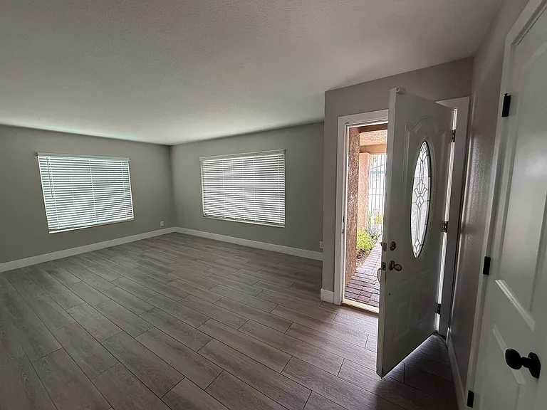 7056 Pinebrook Ct — Photo 2