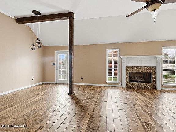 3rd image of 112 E Magnolia Pl
