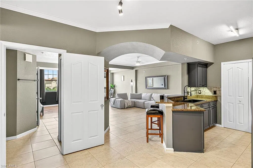 1 bed, 1.0 bath, 899 sqft, $1,800 — Photo 2