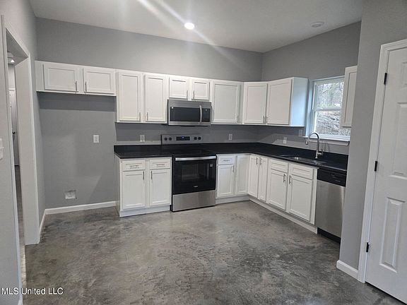 5th image of 460 Magnolia Cir