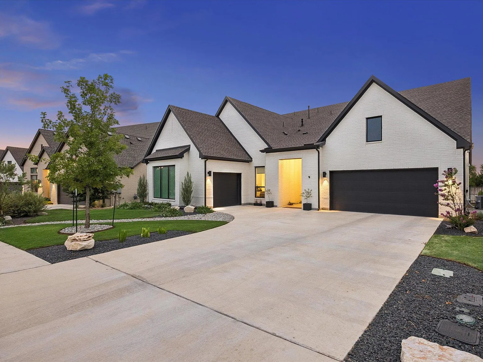 4 bed, 2.5 bath, 2834 sqft, $4,000 — Photo 2