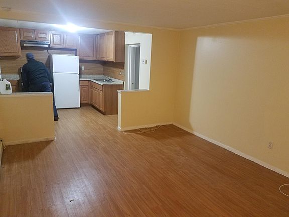 4th image of 76 Edgewood Ave #1