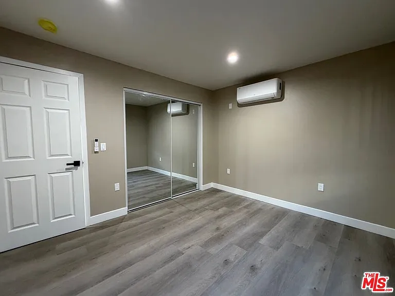 3568 S Budlong Ave #6 — Photo 4