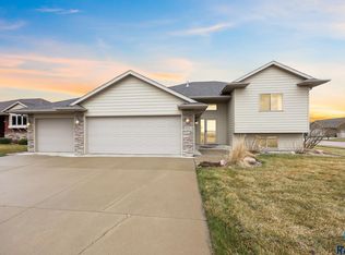 5201 S Chinook Ave, Sioux Falls, SD 57108