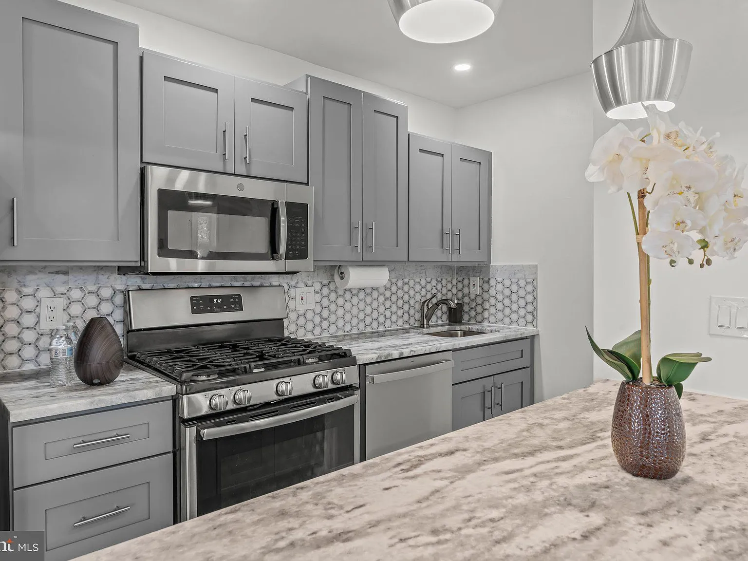 2 bed, 1.0 bath, 1682 sqft, $1,600 — Photo 1