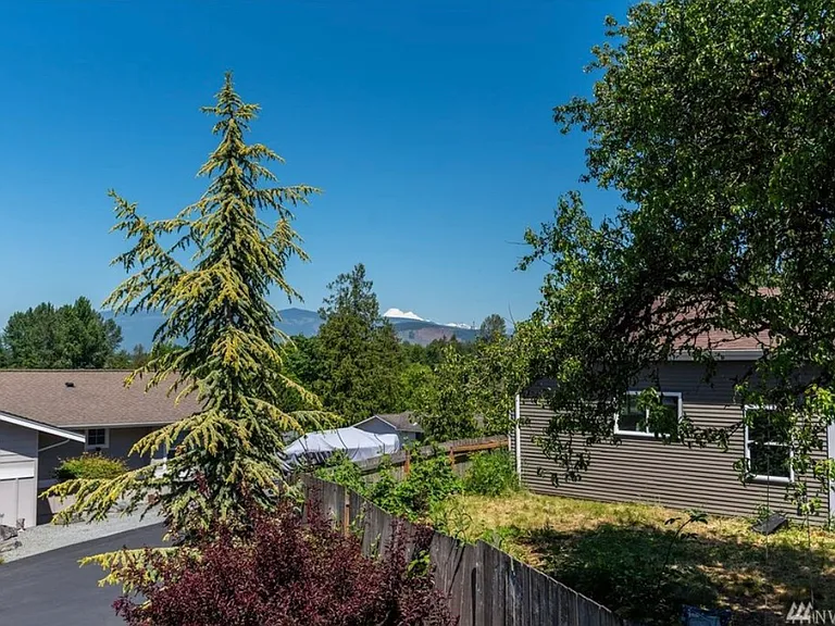 1119 N Waugh Rd — Photo 2