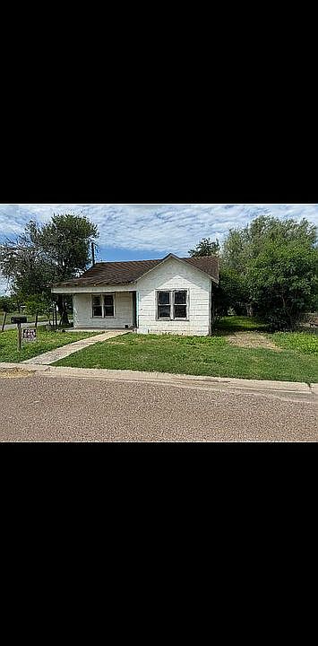 1st image of 218 W San Saba St
