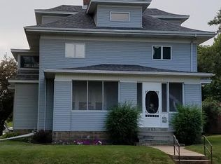 907 8th St, Grundy Center, IA 50638