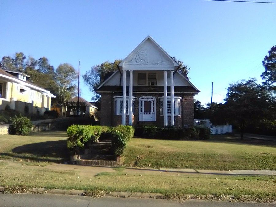 1st image of 910 E Boswell St
