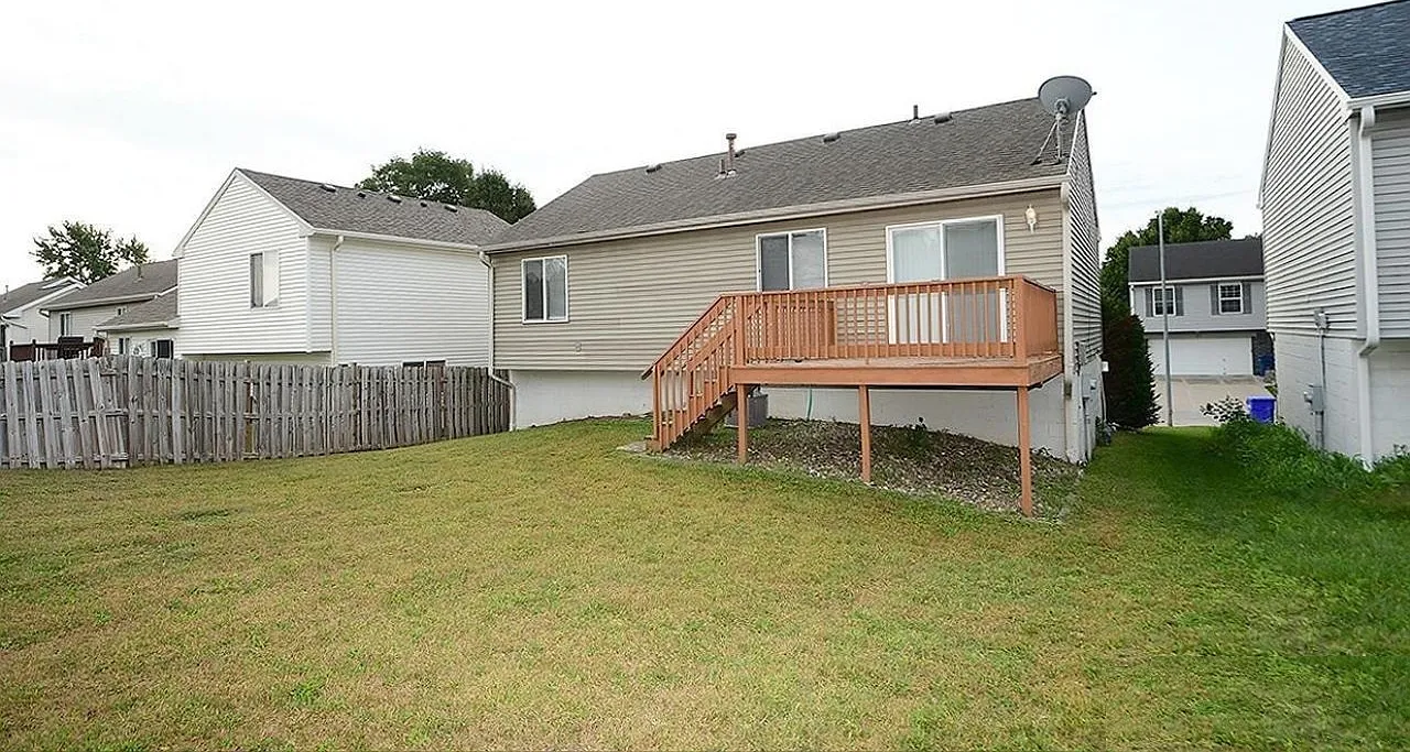 3 bed, 1343 sqft, $1,900 — Photo 2