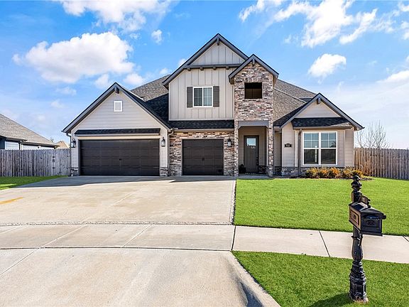 2nd image of 931 Red Maple St