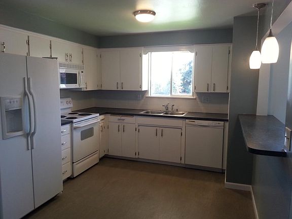 3rd image of 2317 E Empire Ave