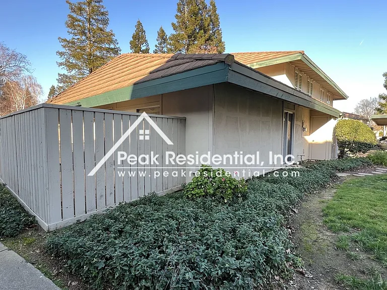 504 Roundtree Ct — Photo 18