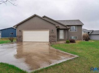 5909 N Gold Nugget Ave, Sioux Falls, SD 57104
