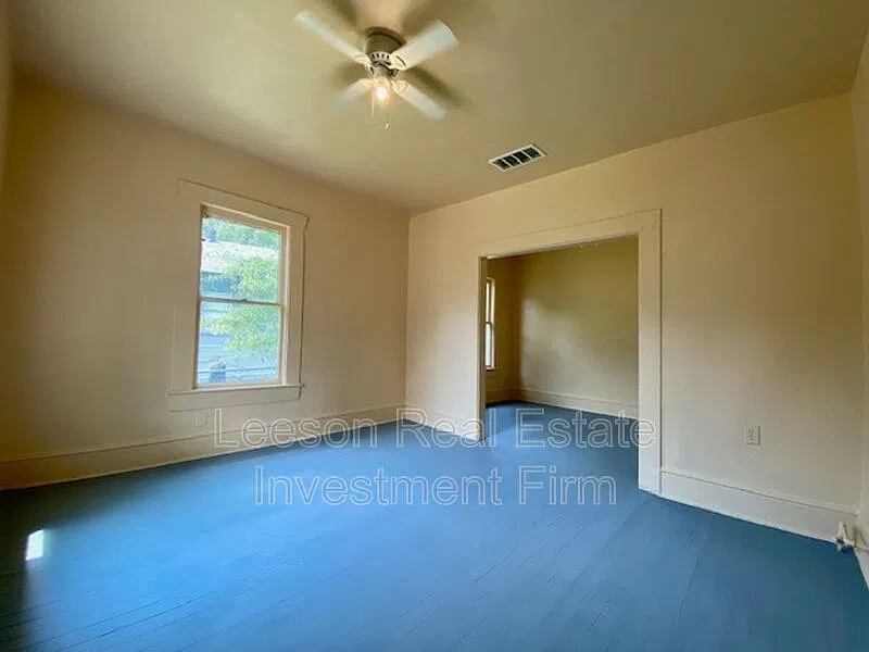 2 bed, 1.0 bath, 921 sqft, $725 — Photo 2