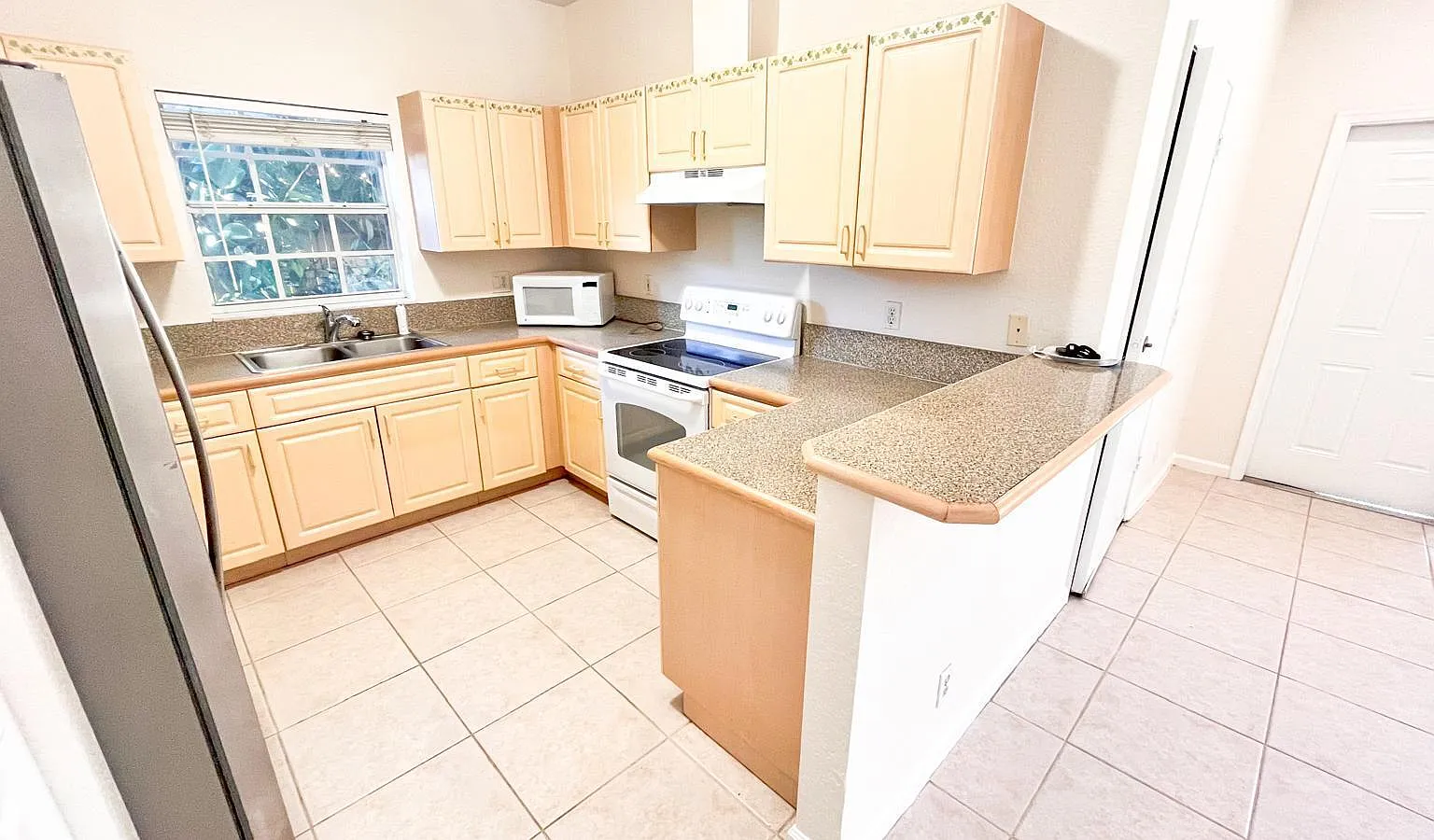 2 bed, 2.0 bath, 1100 sqft, $2,595 — Photo 2
