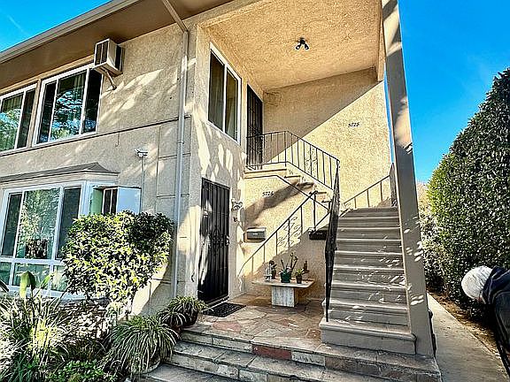 3rd image of 5728 Hazeltine Ave
