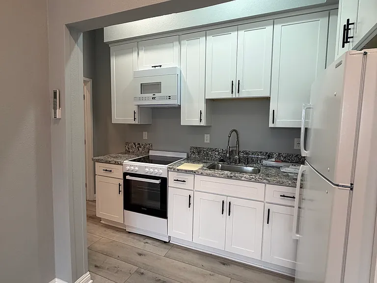 23242 Victory Blvd — Photo 8