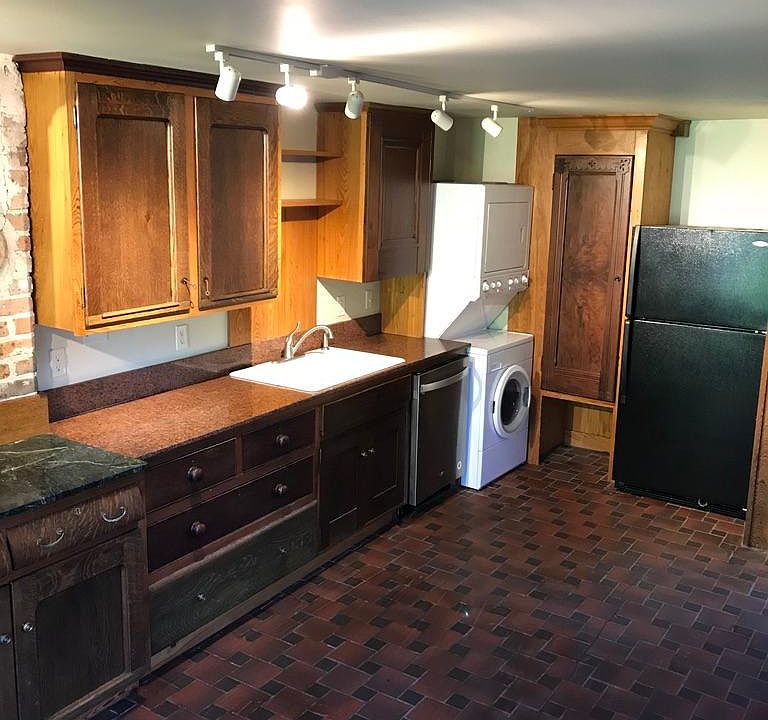 Kitchen and washer/dryer.