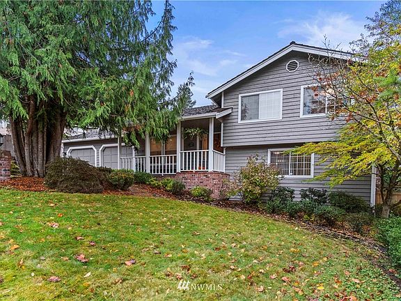 Nice exterior paint and brick accents create beautiful curb appeal