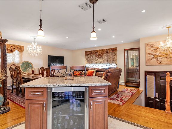 4th image of 214 Colonial Rd
