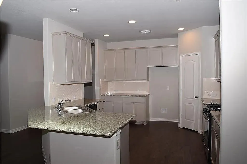 4 bed, 2.5 bath, 3282 sqft, $3,150 — Photo 4