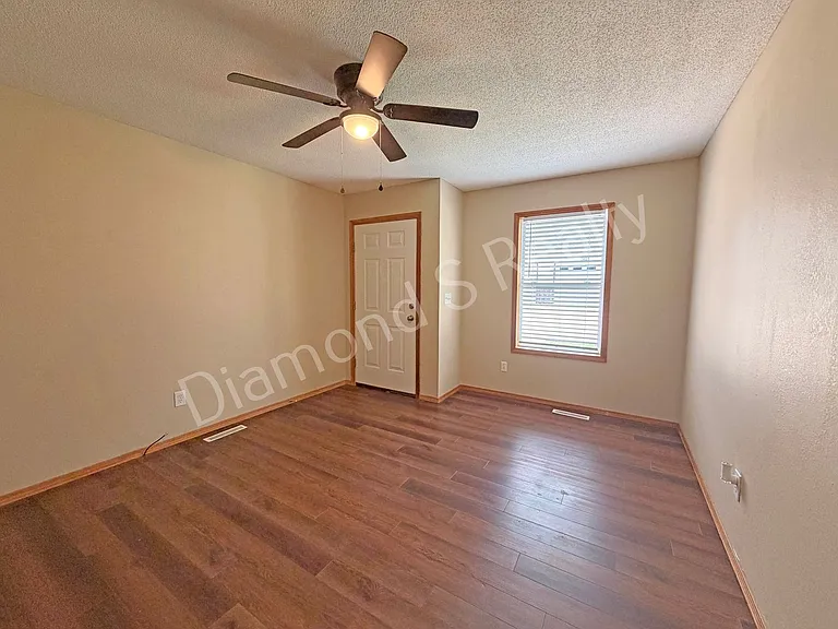 1413 W Rainey St — Photo 4