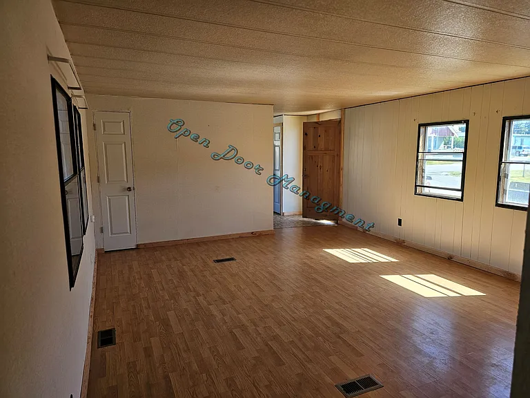 2324 Pine St — Photo 4