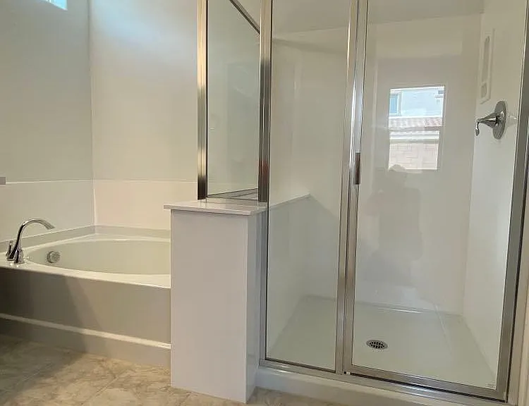 Bathroom (master bedroom)
