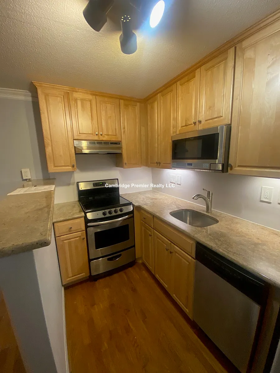 Building Photo - 1691 Cambridge St #5
