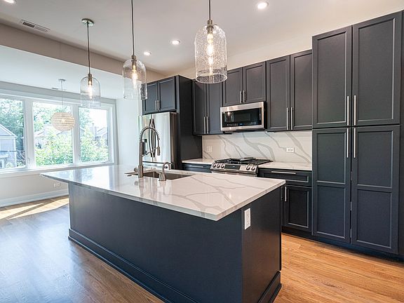 2nd image of 1901 W Berwyn Ave #2