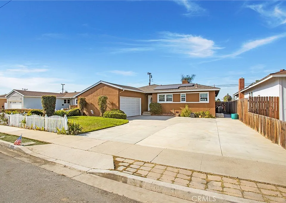 825 Mulberry Ave