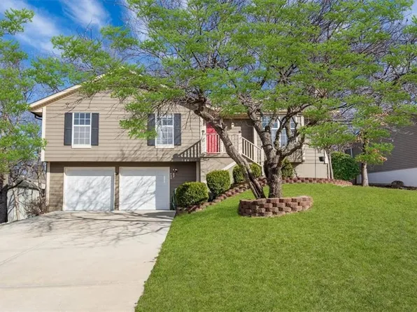 141 NW Whitlock Dr, Lees Summit, MO 64081