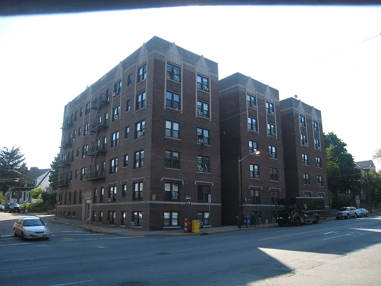 Hill Manor - Renovated Apartments Near Train Station — Photo 27