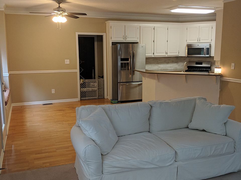 Kitchen and breakfast area