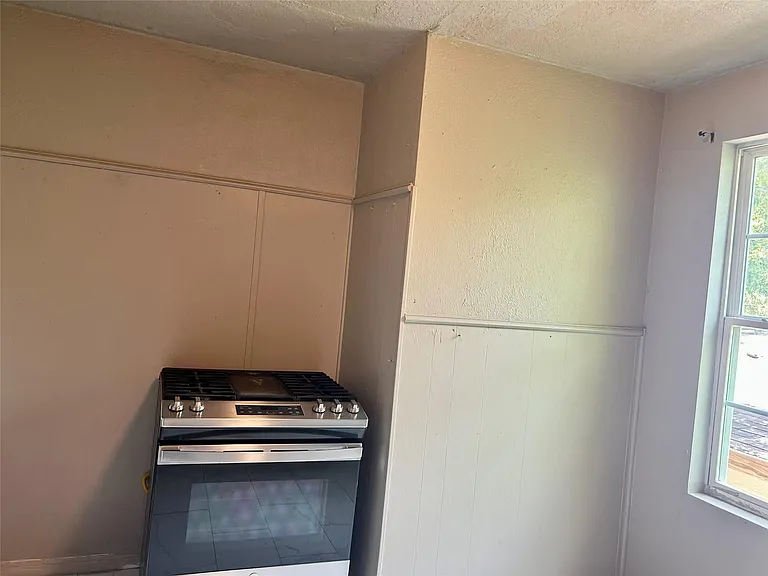 605 E Hunnicutt St #C — Photo 9