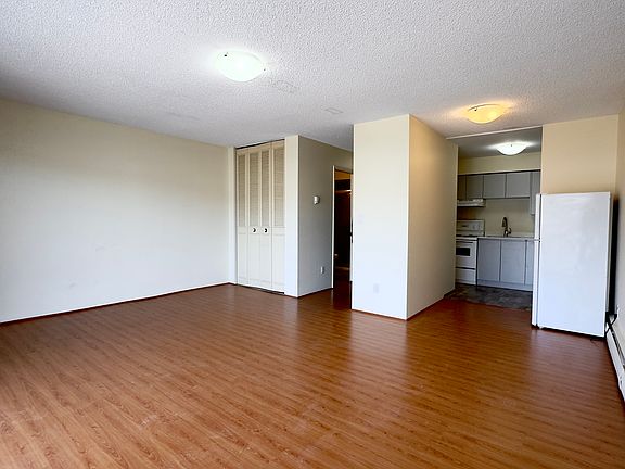5th image of 15158 Royal Ave #405