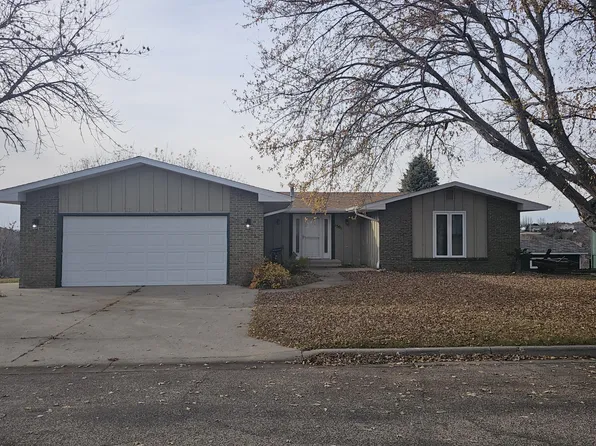 1501 Skyline Dr, Jamestown, ND 58401