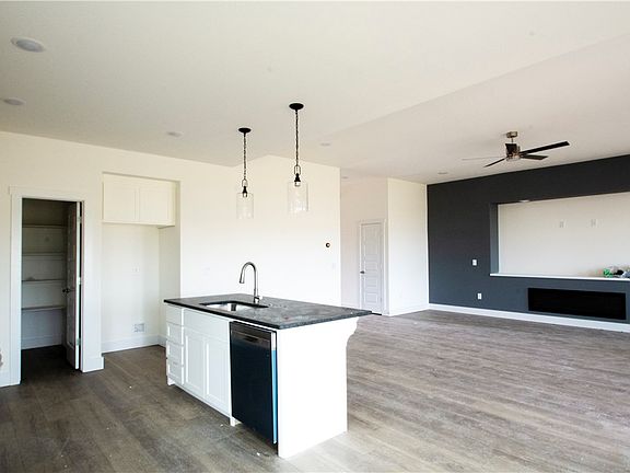 4th image of 907 W Carley Dr