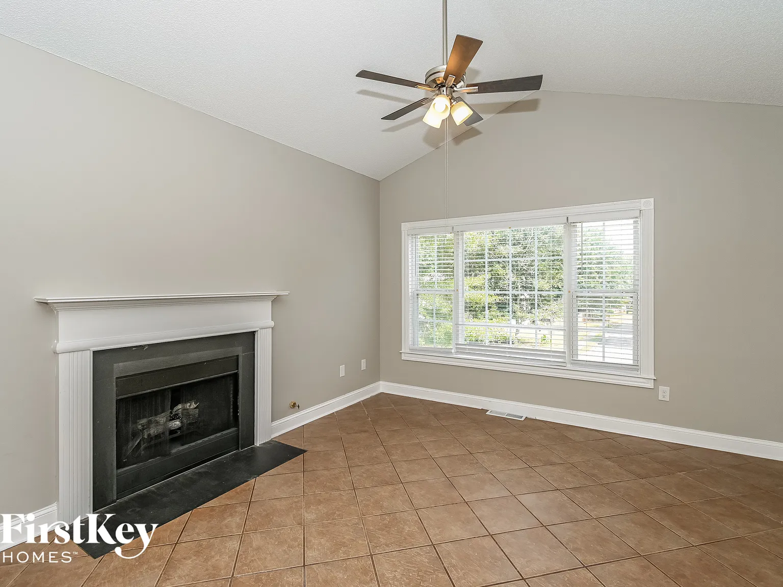 4 bed, 2.0 bath, 2200 sqft, $2,270 — Photo 2