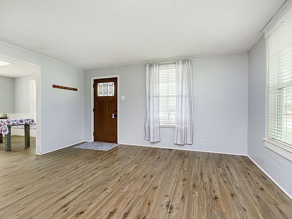 4th image of 302 E Washington St
