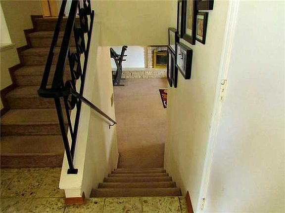 4th image of 2101 Woodside Dr