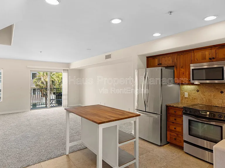 801 W Hawthorn St W #304 — Photo 6