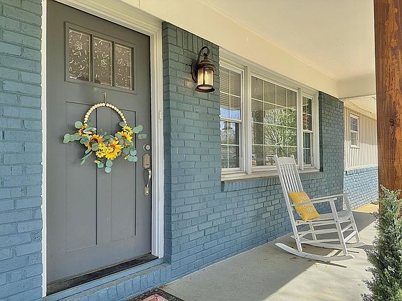 4th image of 1009 Hemlock St