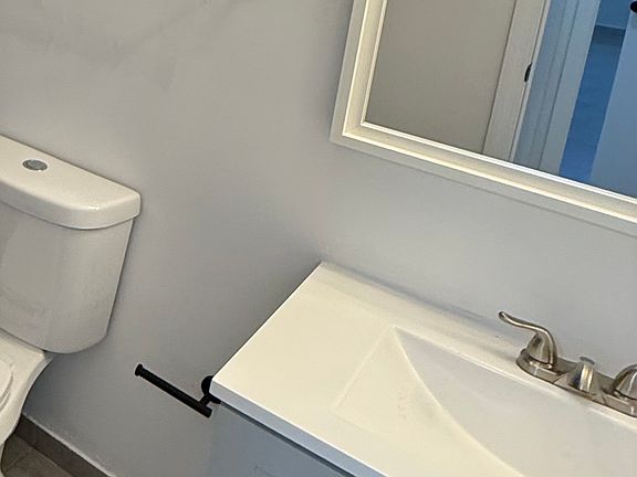 3rd image of 666 W 81st St APT 111