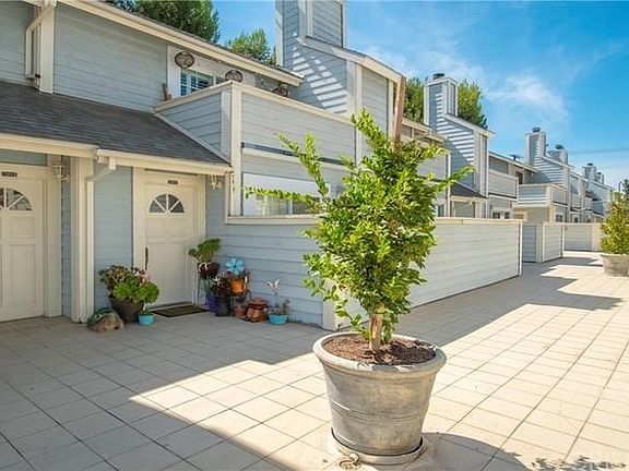 2nd image of 7304 Balboa Blvd Unit D