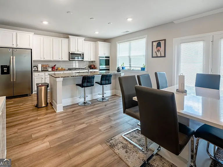 123 Vivian Ln — Photo 3