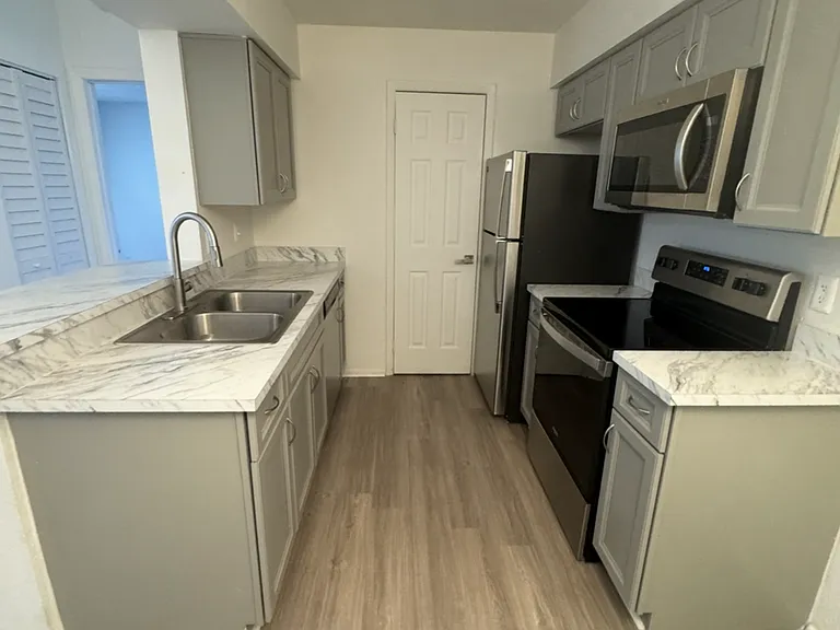 Harbor Oaks Apartments — Photo 24