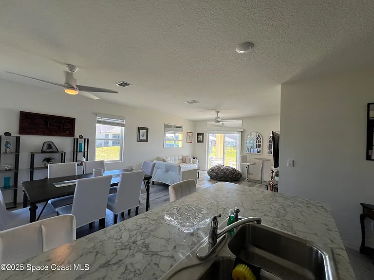 976 Trinity St — Photo 5